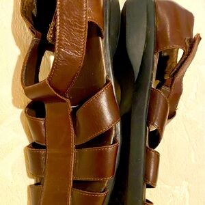 Beautifully versatile brown Aerosole sandals!  Size 8 medium